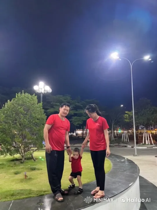 Family Practices Kung Fu in Nighttime Park – AI Generated Video | Hailuo AI