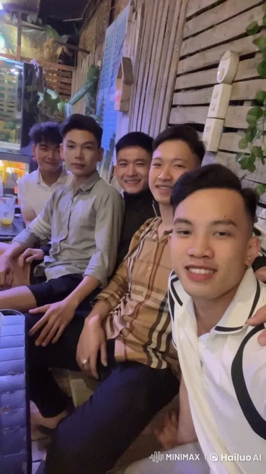 Cozy Friends Gathering in Warm Ambiance – AI Generated Video | Hailuo AI