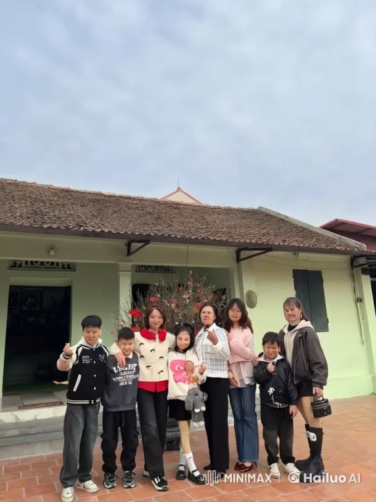 Family Mimics Martial Arts in Playful Photo Stunt – AI Generated Video | Hailuo AI