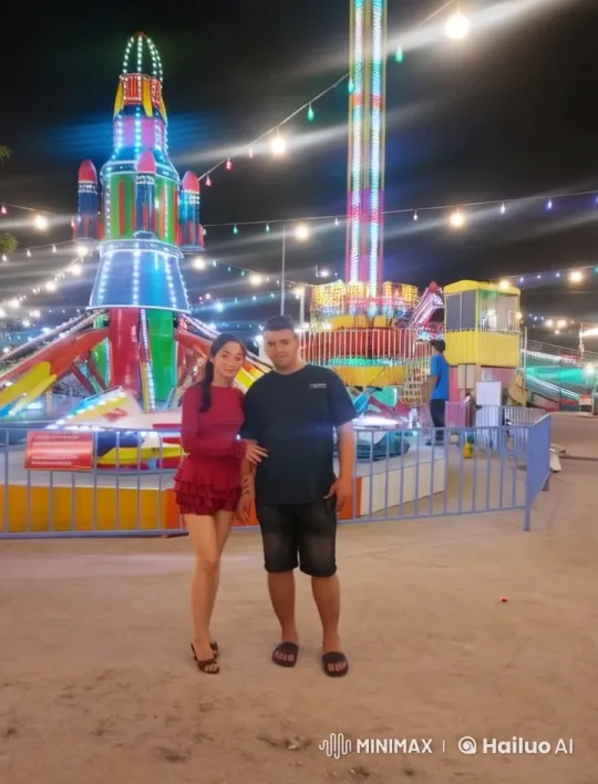 Live2D Animated Fight Scene in Amusement Park Setting – AI Generated Video | Hailuo AI