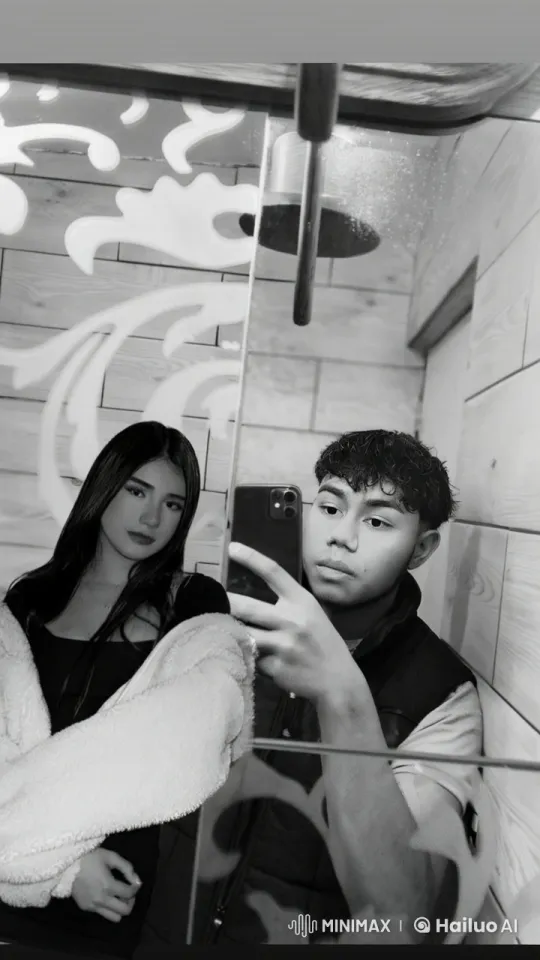 Couple's Intimate Moment Captured in Mirror Selfie – AI Generated Video | Hailuo AI