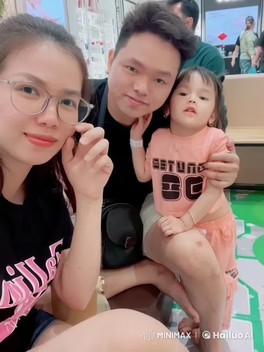 Family's Playful Kung Fu Moment in Bustling Mall – AI Generated Video | Hailuo AI