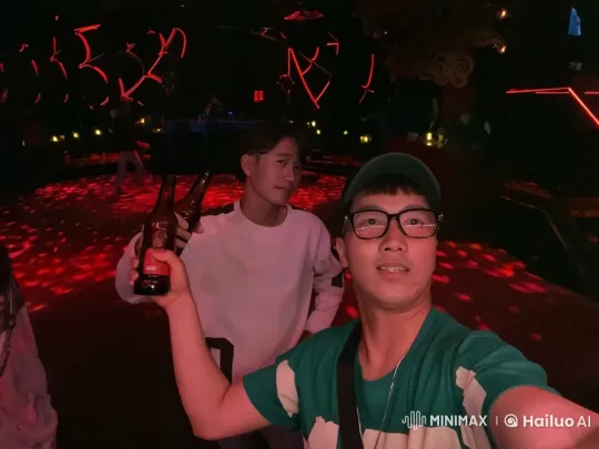 Friends Celebrate with Playful Kung Fu at Lively Nightclub – AI Generated Video | Hailuo AI