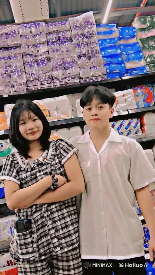 Martial Arts Battle in Supermarket Aisle – AI Generated Video | Hailuo AI