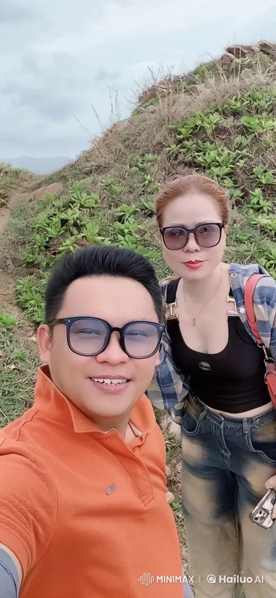 Couple Demonstrates Skilled Kung Fu on Hillside – AI Generated Video | Hailuo AI