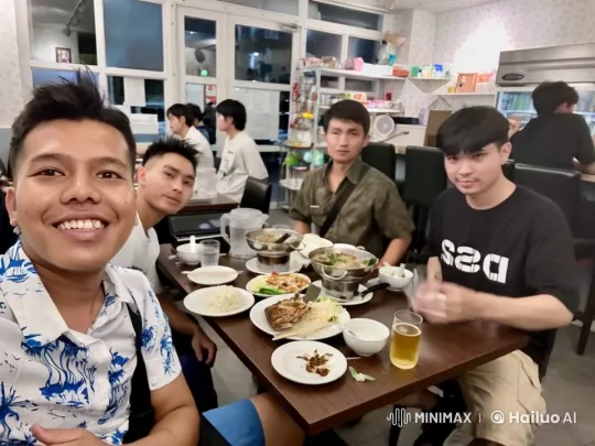 Friends' Impromptu Kung Fu Display in Cozy Restaurant – AI Generated Video | Hailuo AI