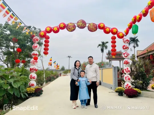 Family Celebrates with Kung Fu Display Under Festive Arch – AI Generated Video | Hailuo AI