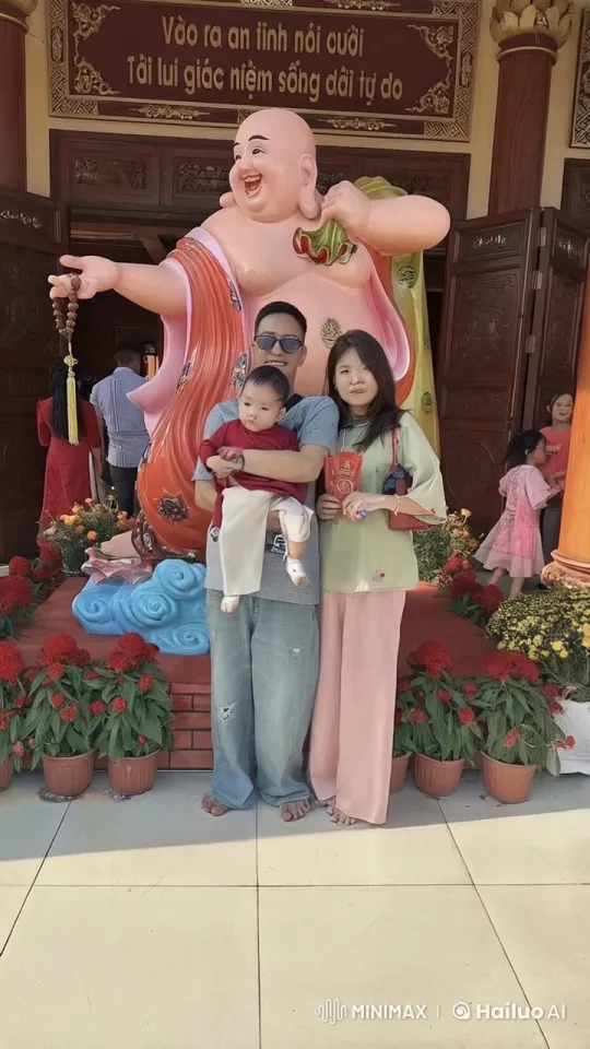 Family Demonstrates Martial Arts in Front of Decorated Statue – AI Generated Video | Hailuo AI