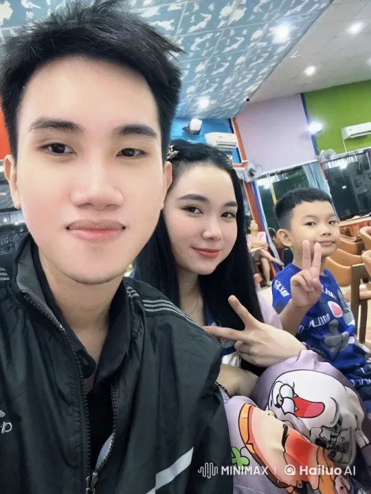 Friends Enjoying Time in Lively Restaurant – AI Generated Video | Hailuo AI