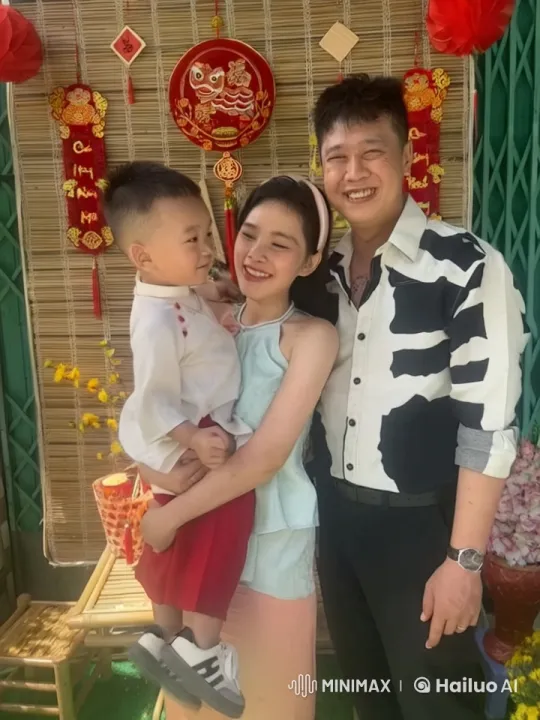 Family Celebrates Kungfu in Festive Red and Gold Setting – AI Generated Video | Hailuo AI
