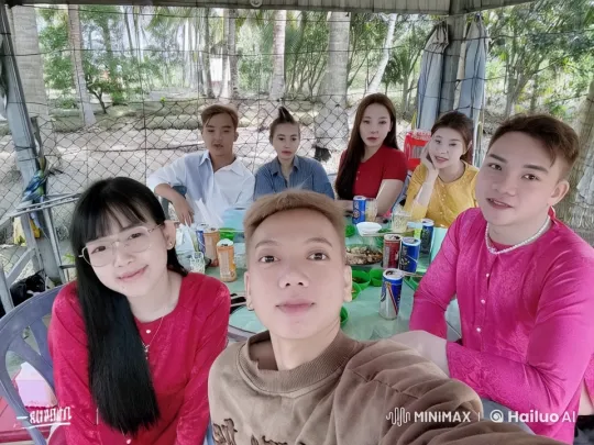 Friends Enjoying a Meal in a Lush Outdoor Setting – AI Generated Video | Hailuo AI