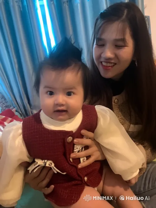 Woman Comfortably Holds Wiggling Baby in Cozy Room – AI Generated Video | Hailuo AI