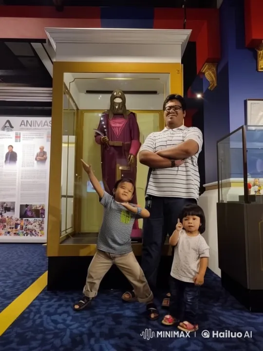 Family Poses Playfully in Museum Display Scene – AI Generated Video | Hailuo AI