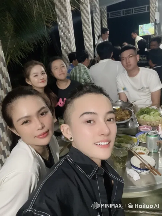 Outdoor Dining Fight and Guests' Reactions – AI Generated Video | Hailuo AI