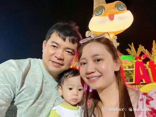 Family Performs Kung Fu Under Cartoon Giant at Night – AI Generated Video | Hailuo AI