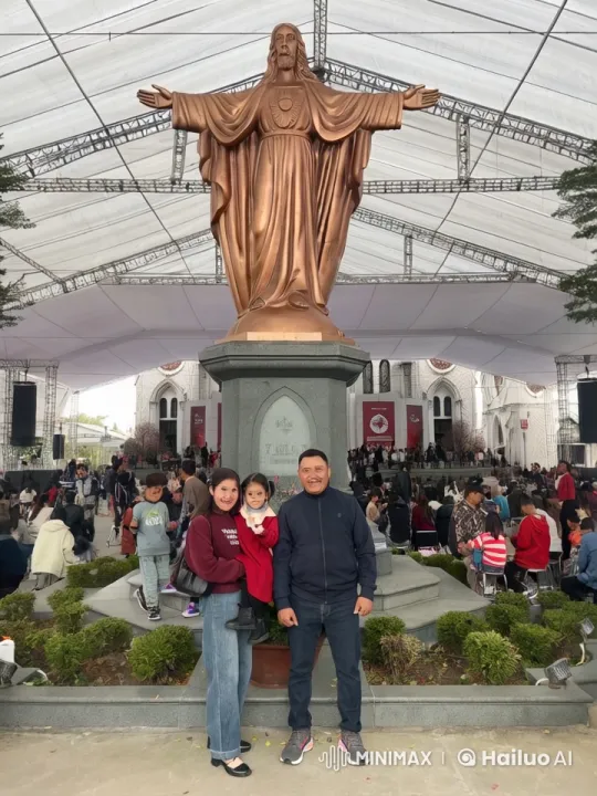 Family in Front of Welcoming Bronze Statue in Bustling Park – AI Generated Video | Hailuo AI