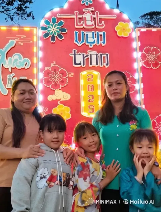 Vietnamese Lunar New Year Celebration with Family – AI Generated Video | Hailuo AI