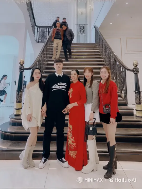 Grand Staircase: Fashionable Group Witness Dramatic Martial Arts Showdown – AI Generated Video | Hailuo AI