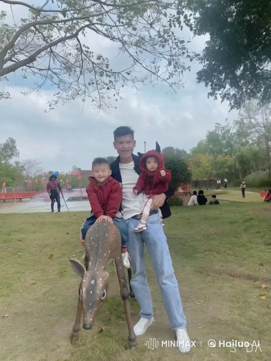 Father Encourages Kids Practicing Kungfu in Park – AI Generated Video | Hailuo AI