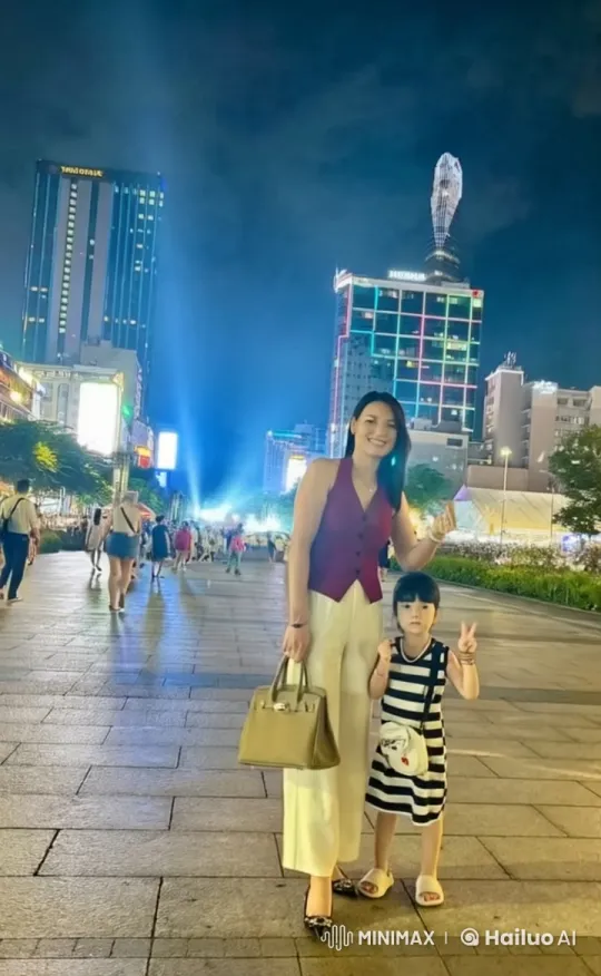 City Square: Woman and Girl's Dynamic Kung Fu Dance – AI Generated Video | Hailuo AI