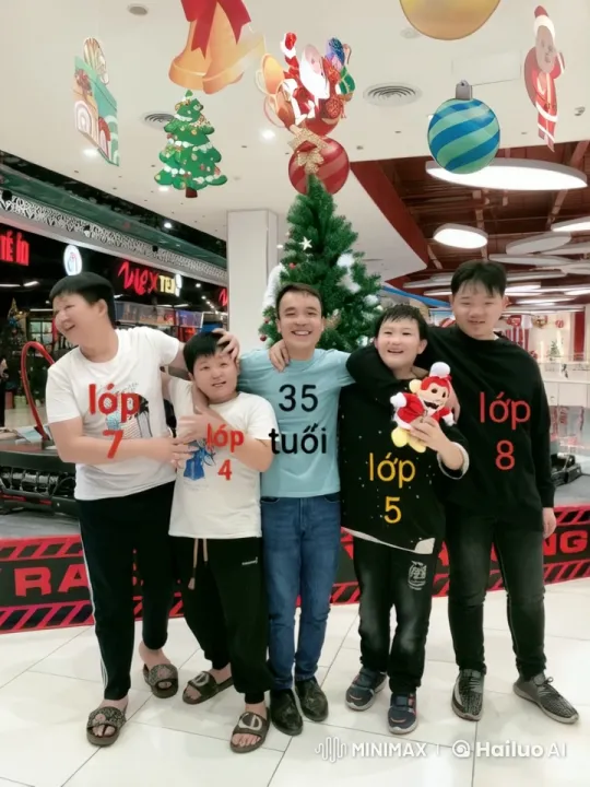 Mall Group Photo: Holiday Cheer and Festive Spirit – AI Generated Video | Hailuo AI