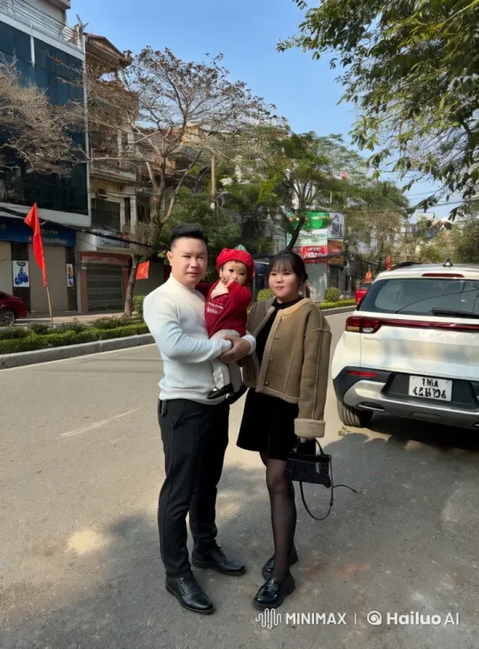 Family Demonstrates Kung Fu in Urban Setting – AI Generated Video | Hailuo AI