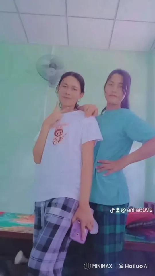 Casual Attire Kung Fu Fight in Light Green Room – AI Generated Video | Hailuo AI