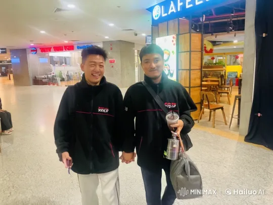 Affectionate Couple Walking and Kissing in Shopping Mall – AI Generated Video | Hailuo AI