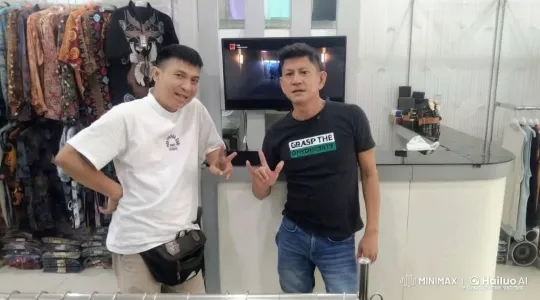 Altercation Between Two Men in Clothing Store – AI Generated Video | Hailuo AI