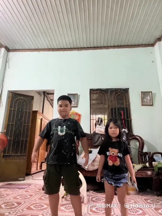 Children Playfully Spar in Cozy, Familiar Room – AI Generated Video | Hailuo AI