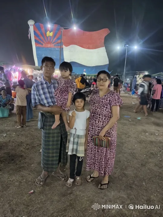 Family Demonstrates Kung Fu at Vibrant Night Fair – AI Generated Video | Hailuo AI