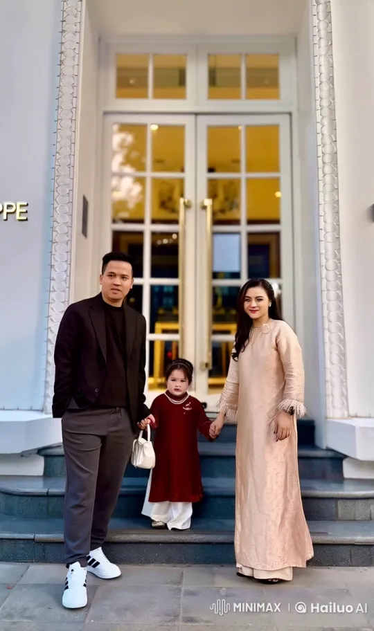 Family Demonstrates Synchronized Kung Fu in Elegant Setting – AI Generated Video | Hailuo AI