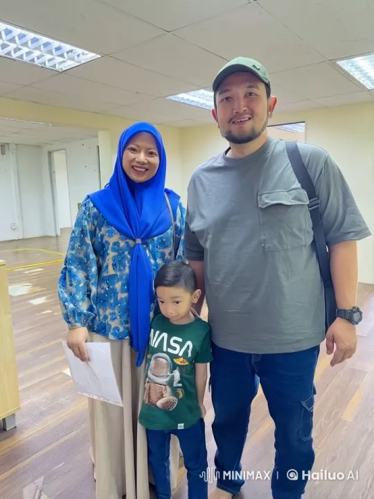 Family Bonding Through Impromptu Kungfu in an Office – AI Generated Video | Hailuo AI