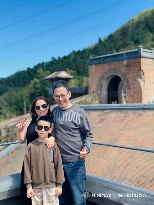 Family Performs Energetic Kungfu on Balcony with Aerial Moves – AI Generated Video | Hailuo AI