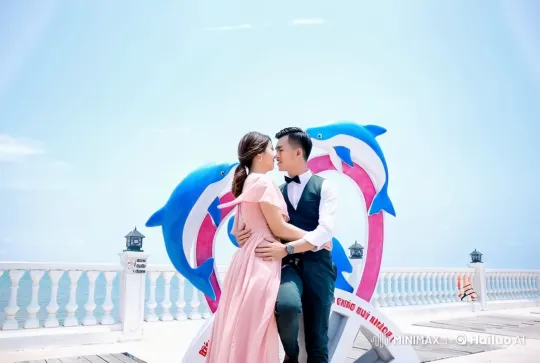 Couple Showcases Martial Arts Skills with Dolphin Sculpture Backdrop – AI Generated Video | Hailuo AI