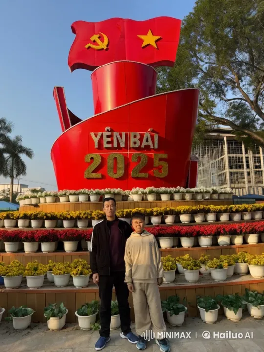 2025 YEN BAI: Kung Fu Duo Battles Amidst Festive Flowers – AI Generated Video | Hailuo AI