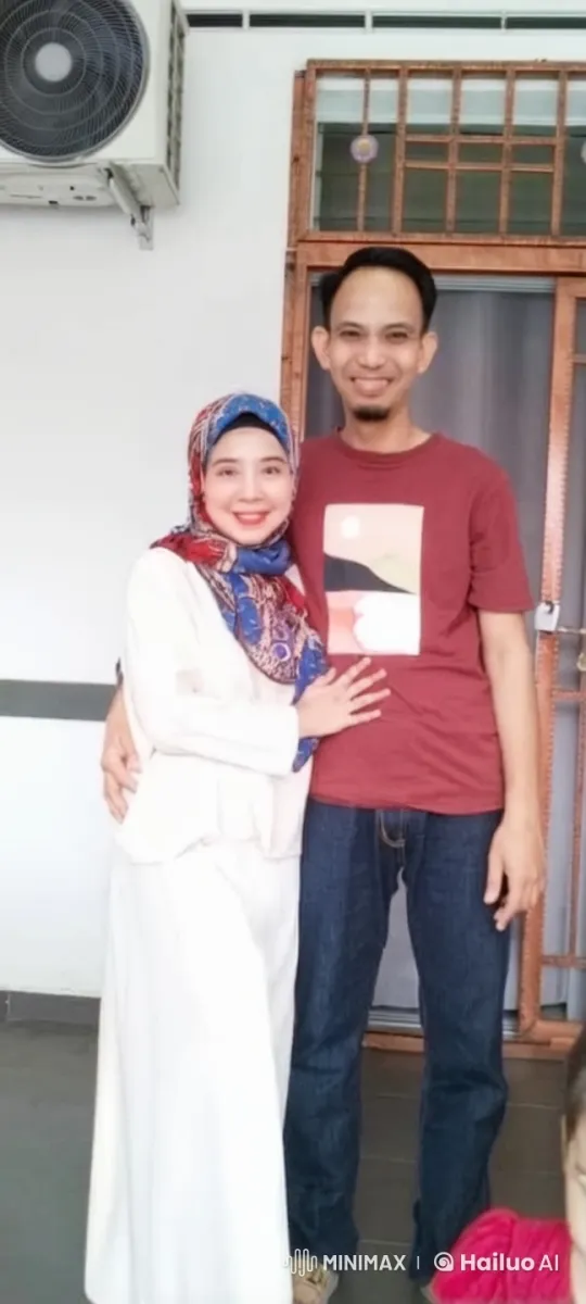 Couple Joyfully Engages in Playful Kung Fu Practice – AI Generated Video | Hailuo AI