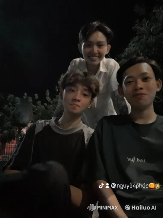 Nighttime Friendship: Kung Fu Skills Showdown – AI Generated Video | Hailuo AI