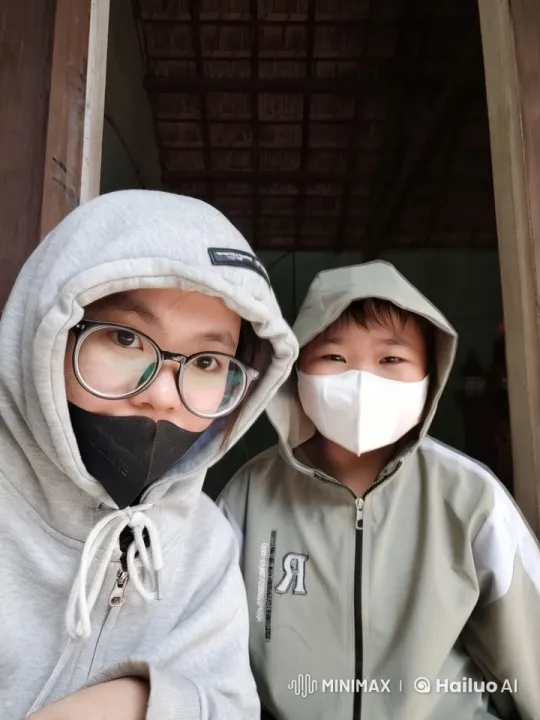 Dynamic Kungfu Sparring in Rustic Setting – AI Generated Video | Hailuo AI