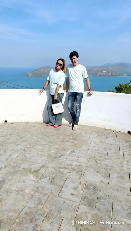 Casual Stance of Two Individuals at Seaside – AI Generated Video | Hailuo AI