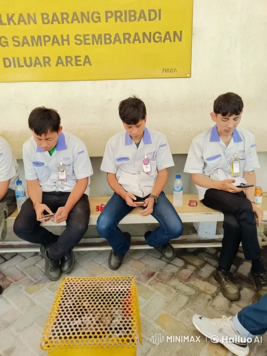 Uniformed Men on Bench Engage in Impressive Kung Fu Fight – AI Generated Video | Hailuo AI