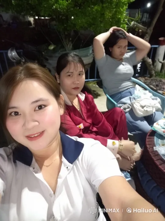 Nighttime Ladies Chatting Around Outdoor Table – AI Generated Video | Hailuo AI