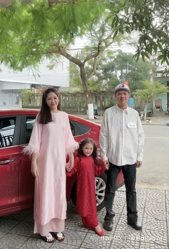 Family Embraces Martial Arts Playfulness in Joyful Photo – AI Generated Video | Hailuo AI