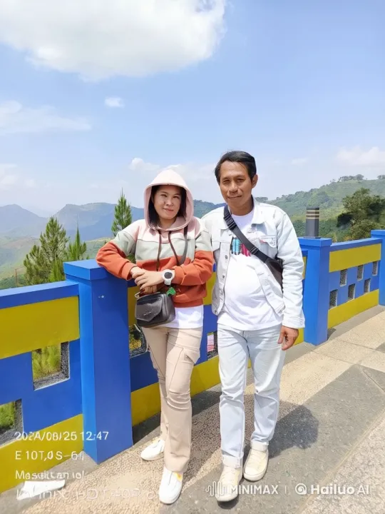 Couple Enjoying Scenic Overlook View – AI Generated Video | Hailuo AI