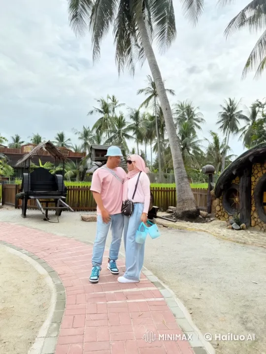 Couple Prepares for Kickboxing Match in Tropical Setting – AI Generated Video | Hailuo AI
