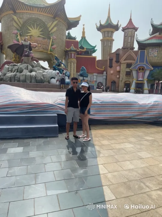 Couple Performs Dramatic Kung Fu Routine at Theme Park Entrance – AI Generated Video | Hailuo AI