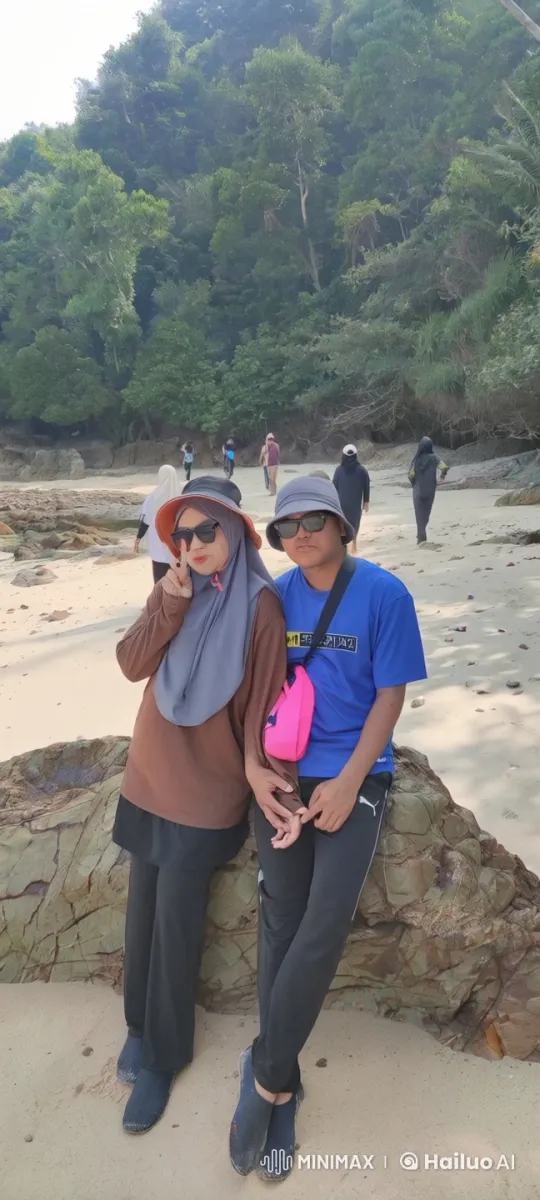 Coastal Confrontation: Beachgoers Clash Amidst Serenity – AI Generated Video | Hailuo AI