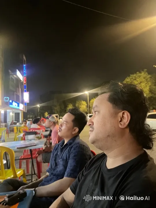 Outdoor Night Cafe Quarrel Captures Public Attention – AI Generated Video | Hailuo AI