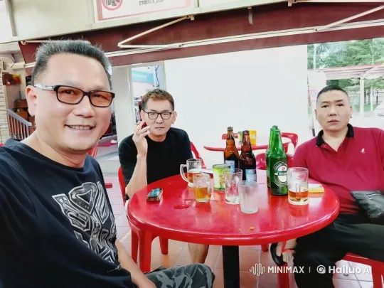 Outdoor Drinkers Transform into Martial Artists – AI Generated Video | Hailuo AI