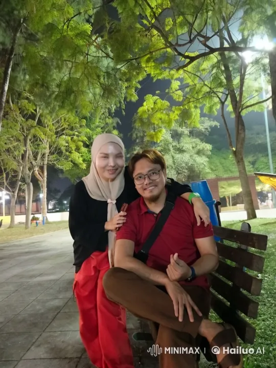 Couple Engages in Intense Kung Fu Battle in Park – AI Generated Video | Hailuo AI